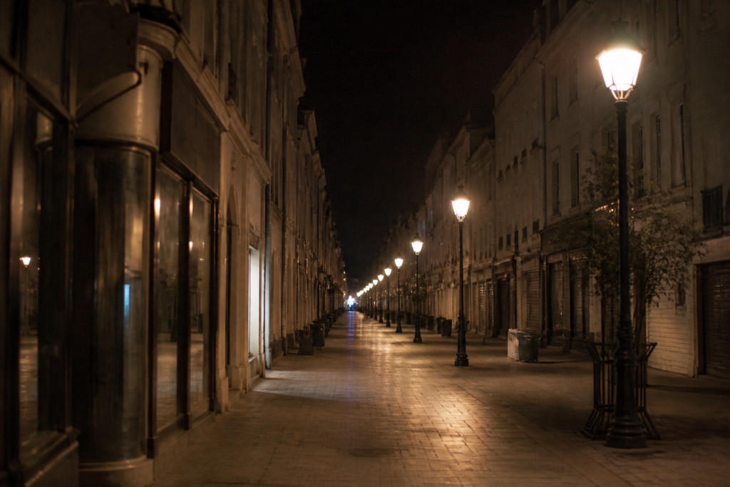 Rue principale de Calais eclairee la nuit avec lampadaires