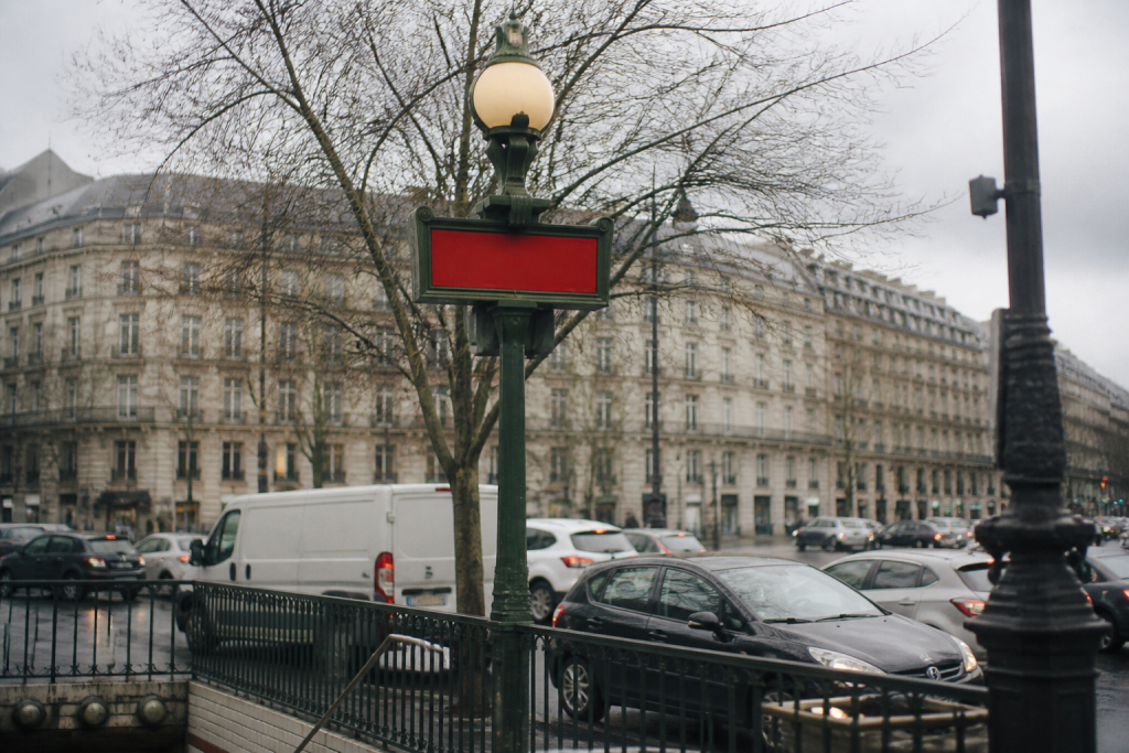 Carrefour urbain avec panneaux métro et circulation automobile dense