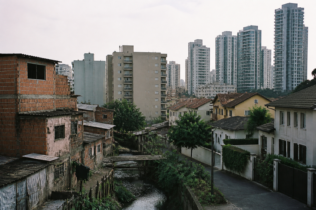 Trois quartiers urbains avec immeubles, rues et différences visibles