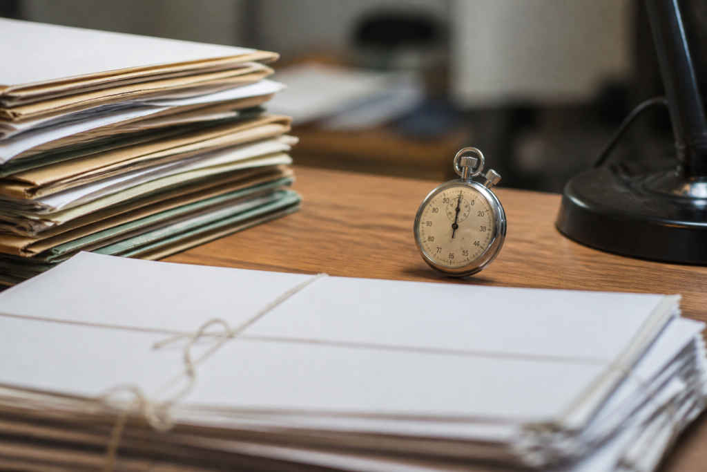 Documents officiels et chronometre affichant delai procedure legale