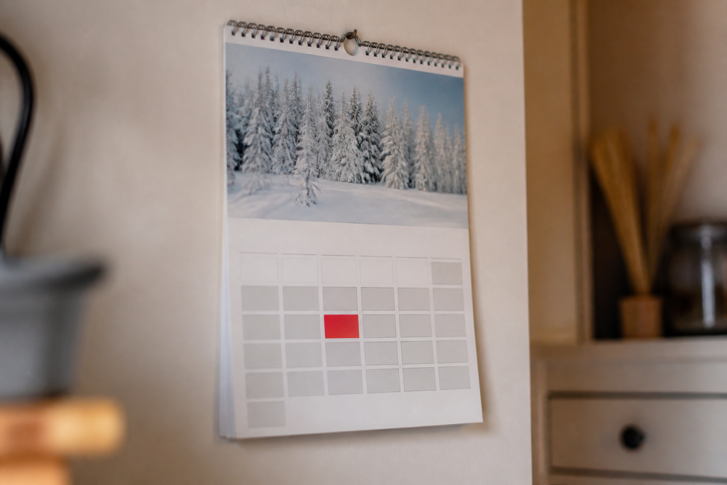 Calendrier mural affichant le 5 du mois en rouge