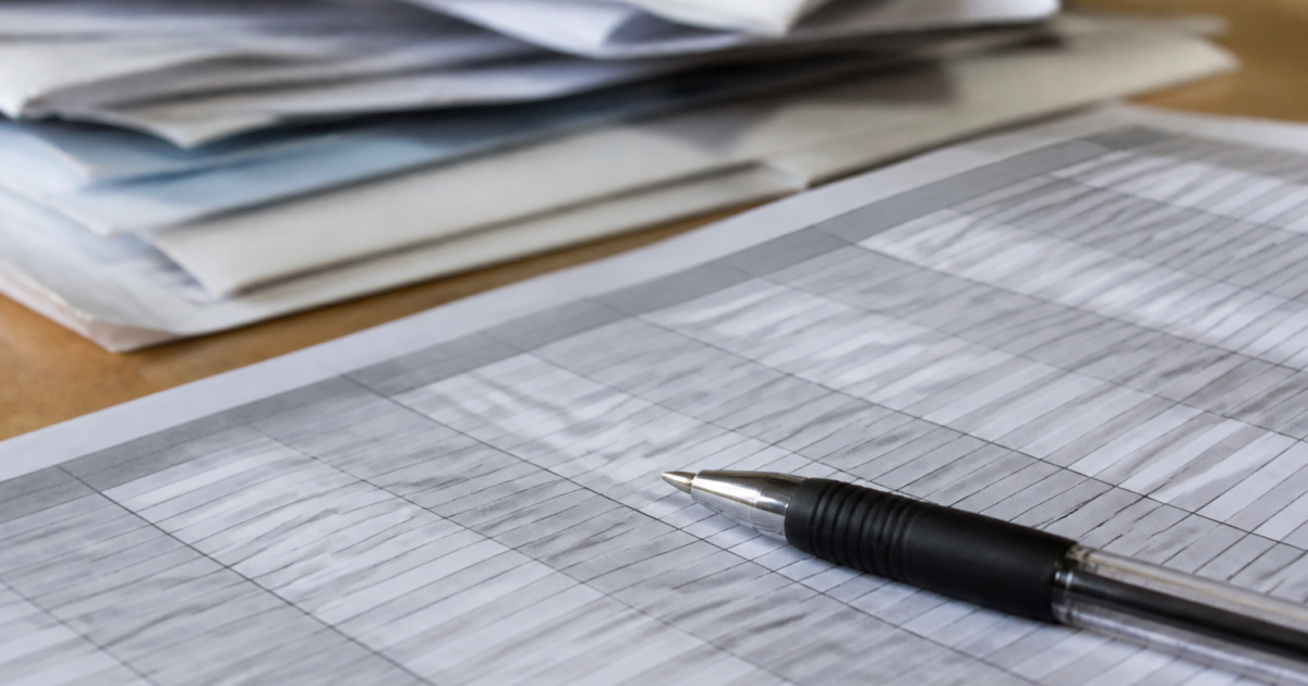 Document fiscal avec stylo posé sur tableau calcul impots