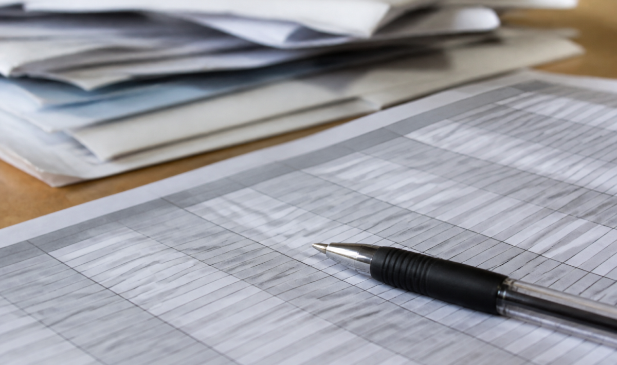 Document fiscal avec stylo posé sur tableau calcul impots