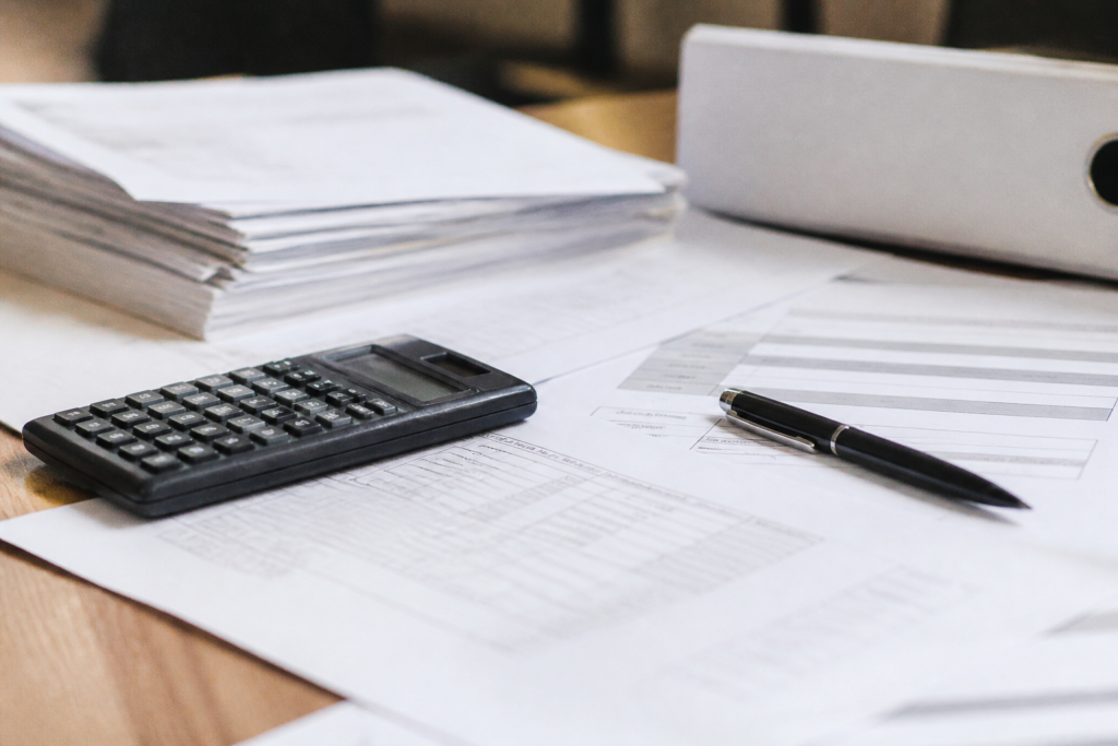 Documents comptables avec calculatrice et stylo noir