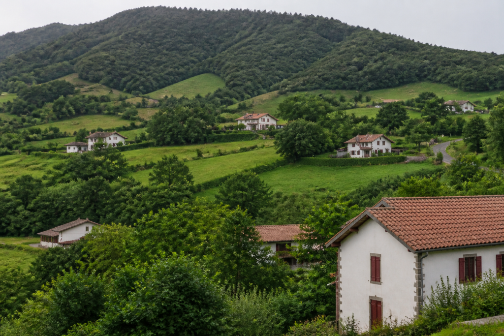 Maisons dispersees collines verdoyantes village basque centre