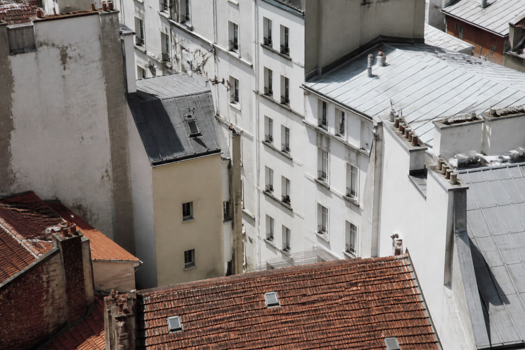 Immeubles résidentiels serrés vue aérienne centre-ville compact
