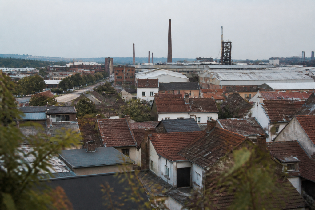 Maisons denses groupees autour centre bourg industriel