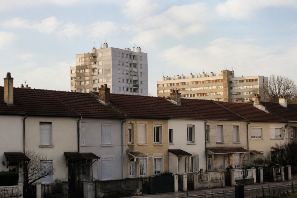 Maisons mitoyennes denses avec immeubles collectifs au loin