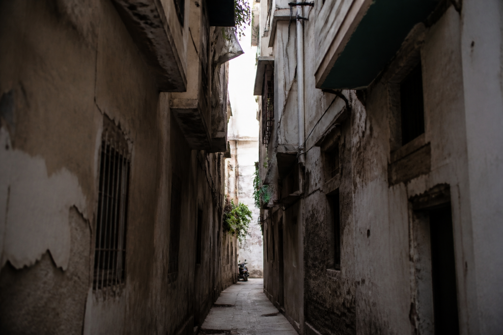 Immeubles serrés et rues etroites dans quartier historique dense