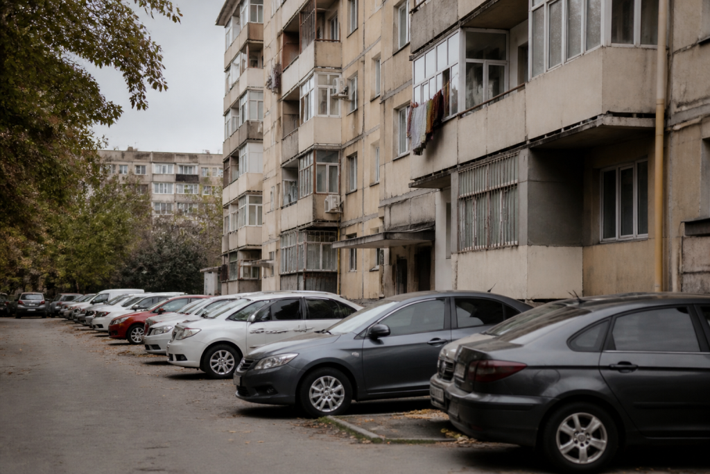 Immeubles résidentiels densément construits avec voitures stationnées
