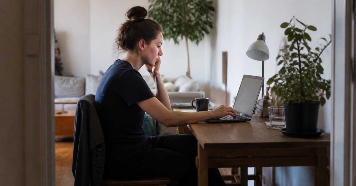 Personne assise a un bureau dans son salon locatif