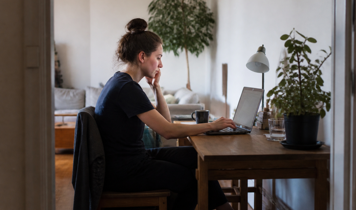 Personne assise a un bureau dans son salon locatif