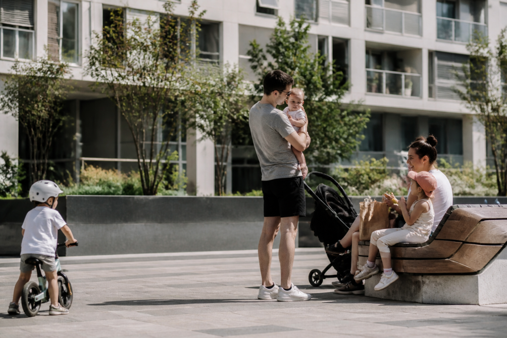Familles avec enfants dans quartier urbain moderne