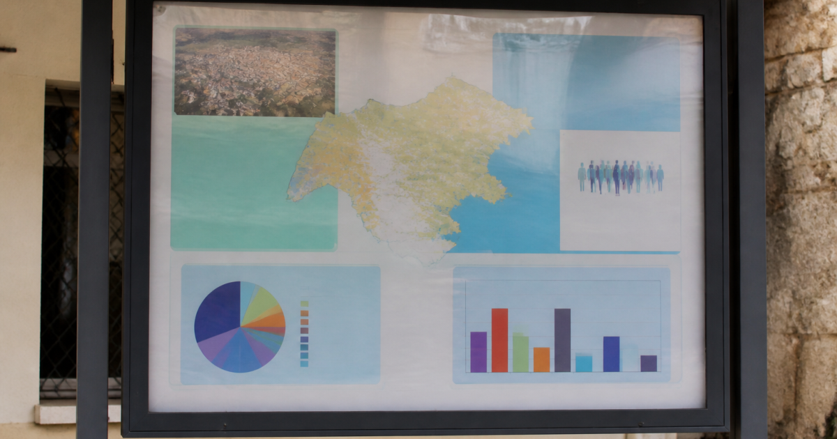Panneau affichant statistiques population ville Florensac en chiffres