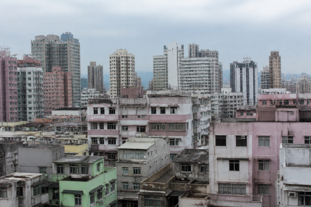 Immeubles collectifs densément construits formant skyline urbaine compacte