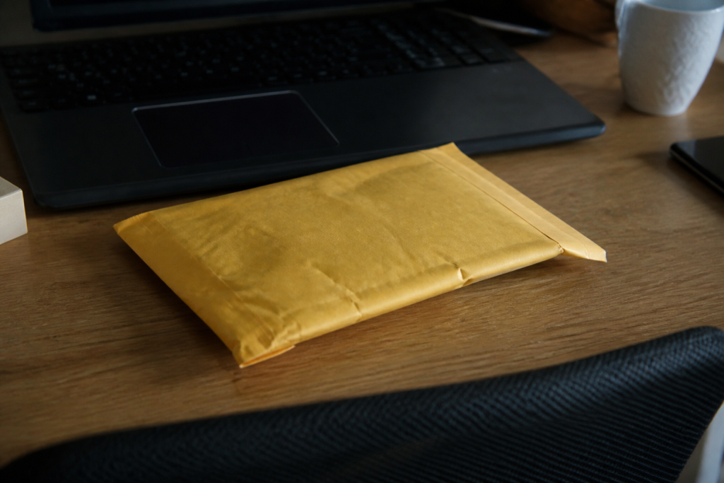 Lettre recommandee avec accuse reception sur bureau