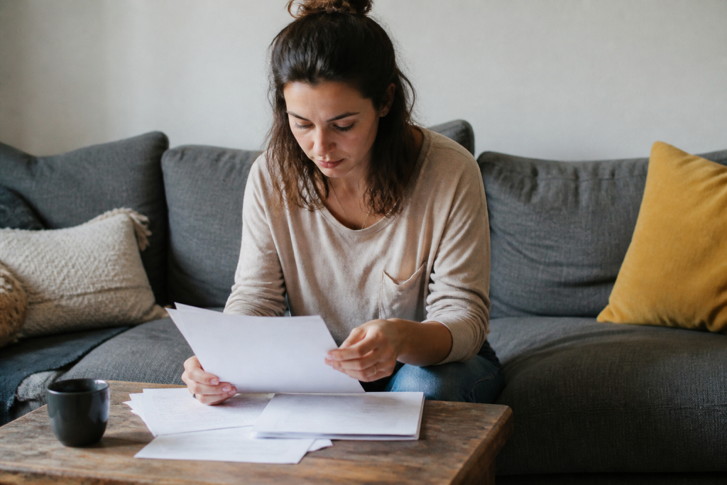 Locataire consultant documents location avec formulaires caution