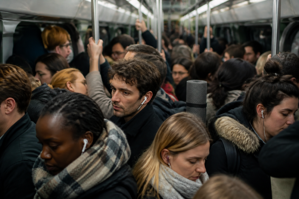Rame metro parisienne bondee avec voyageurs presses aux heures de pointe