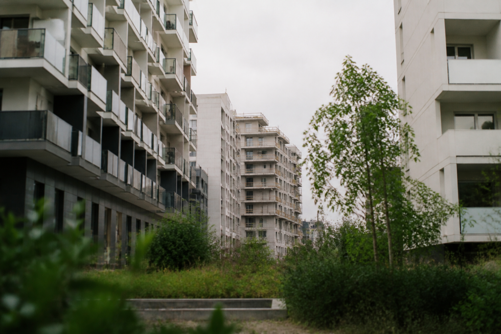 Immeubles modernes s'élevant dans quartier en transformation urbaine