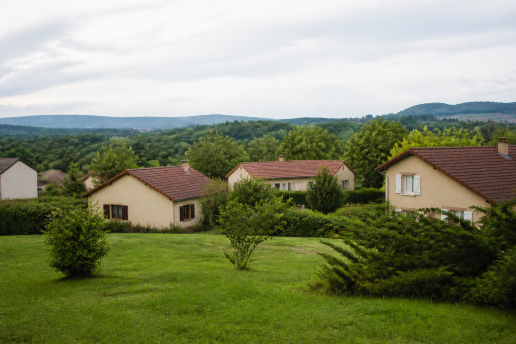 Maisons dispersees dans zone residentielle avec espaces verts