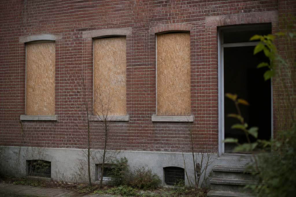 Pancarte a louer sur facade maison vide brique