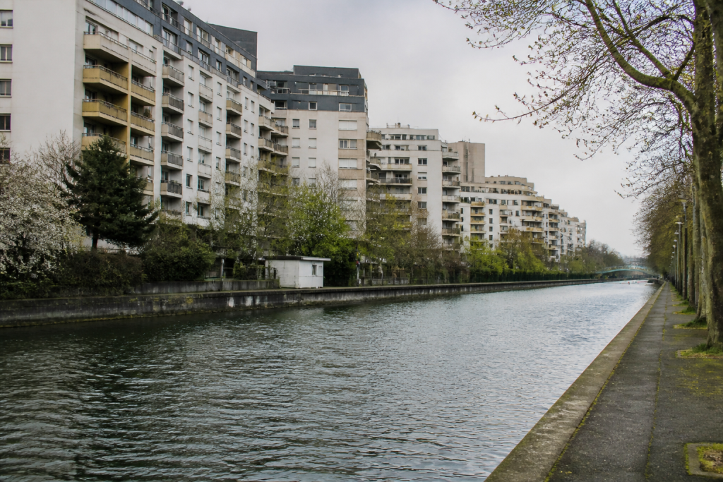 Immeubles collectifs denses longeant le canal de l'Ourcq