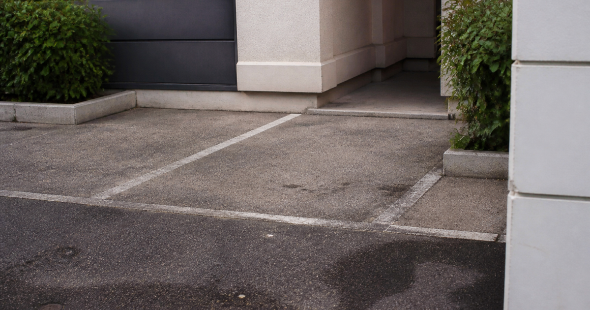 Marquage blanc délimitant espace parking étroit immeuble résidentiel