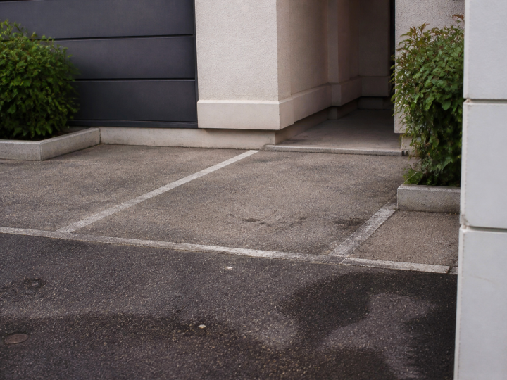 Marquage blanc délimitant espace parking étroit immeuble résidentiel