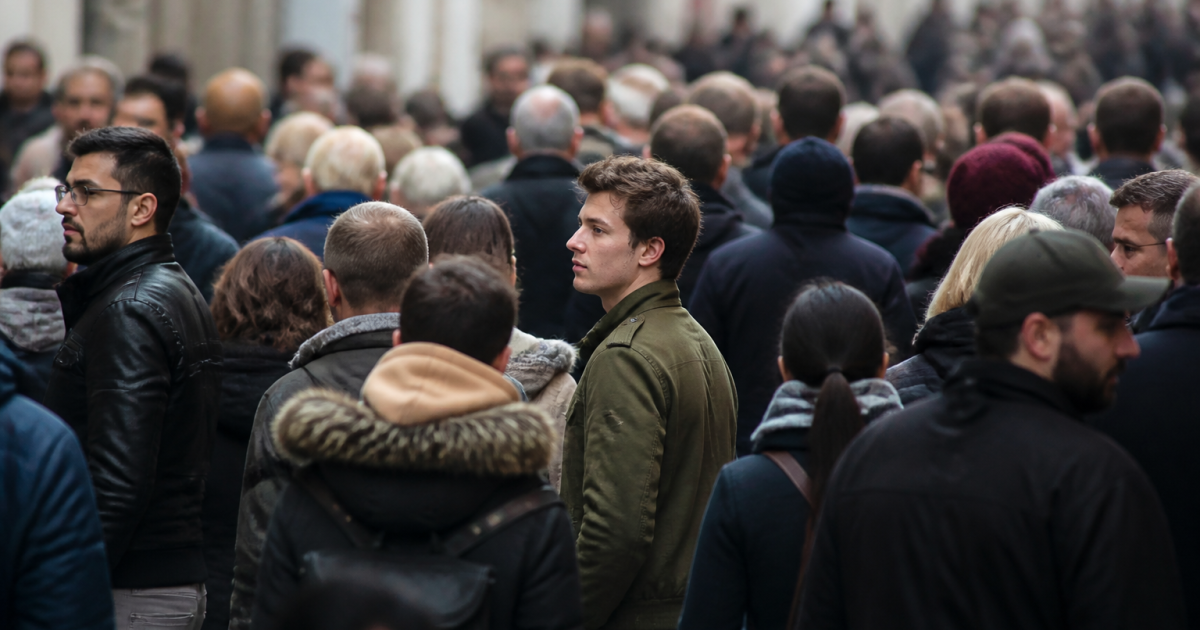 Foule dense de personnes debout dans rue urbaine Lille