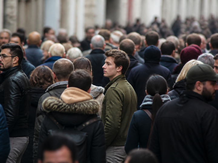 Foule dense de personnes debout dans rue urbaine Lille