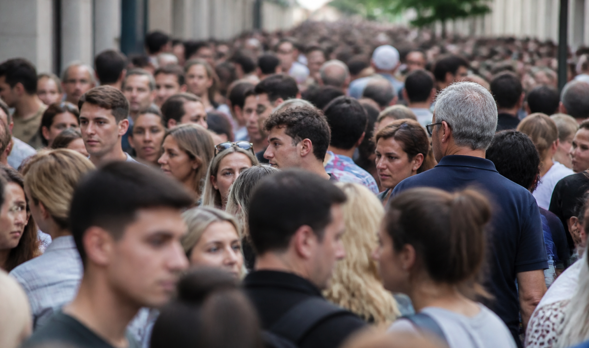 Foule dense de personnes debout serrees dans rue urbaine