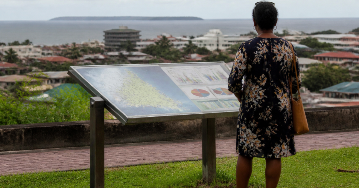 Panneau statistique affichant chiffres population ville guyane francaise