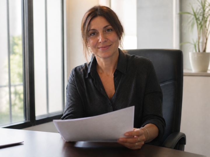 Proprietaire tenant document contrat immobilier bureau signe