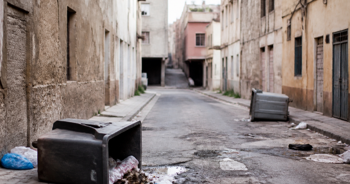 rues desertes batiments degrades poubelles renversees sol crasse