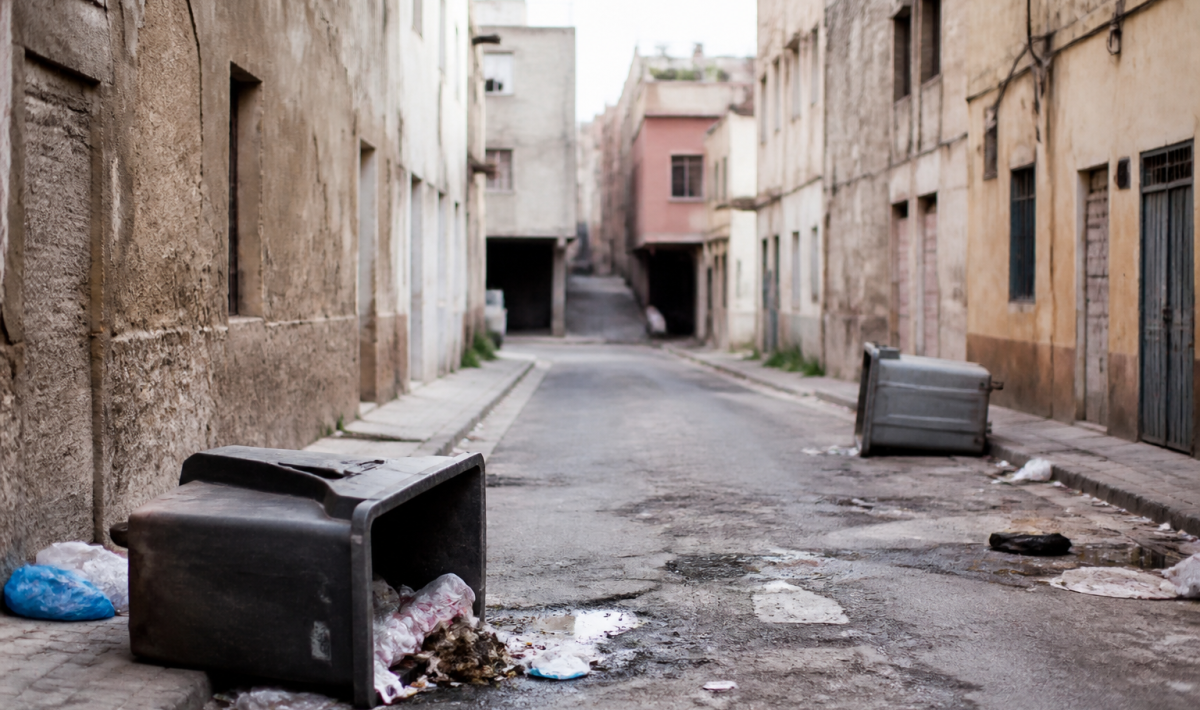rues desertes batiments degrades poubelles renversees sol crasse