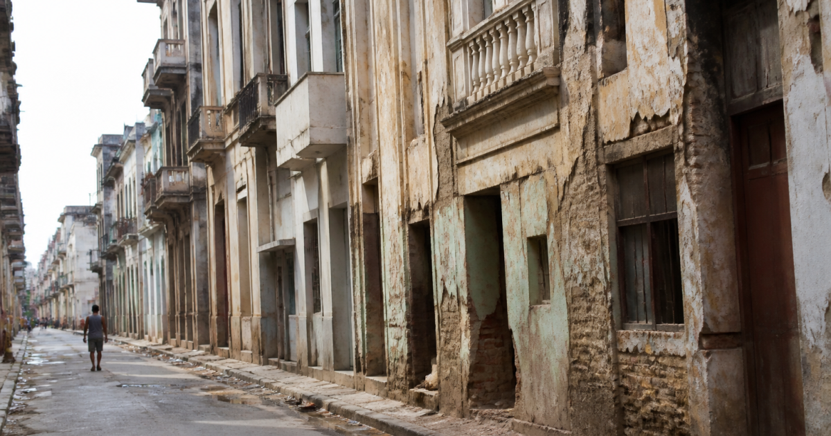 Rue urbaine delabree avec immeubles degrades et facades fissurees