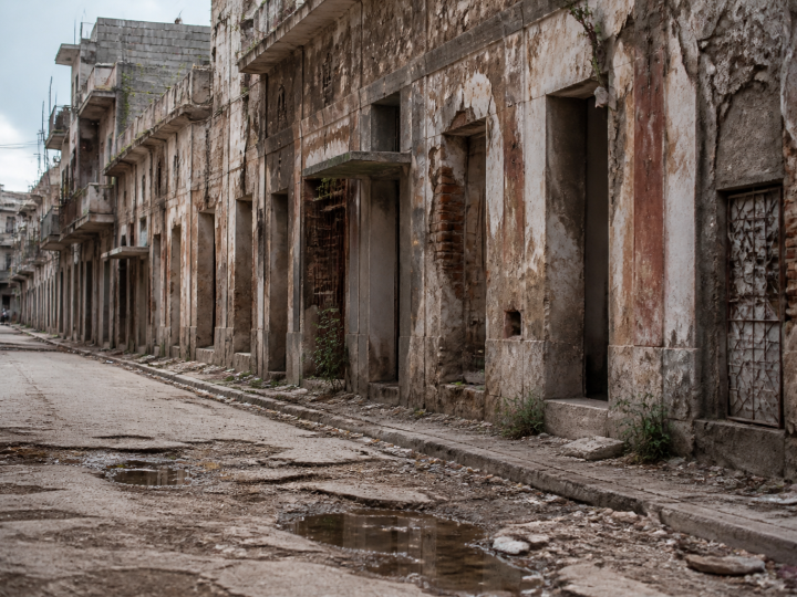 Rue degradee avec batiments abandonnes et facades endommagees