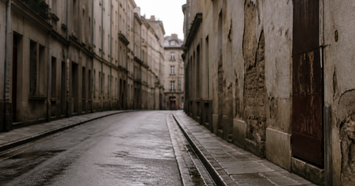 Rue deserte avec immeubles degrades et rues mal eclairees