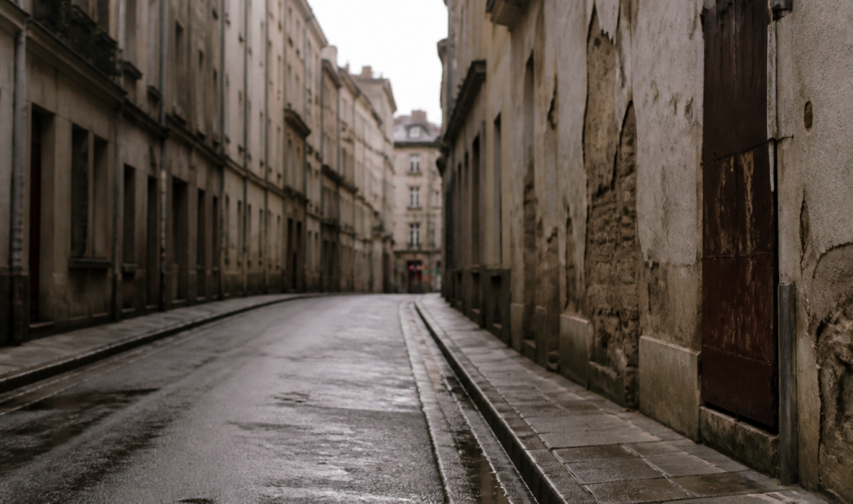 Rue deserte avec immeubles degrades et rues mal eclairees