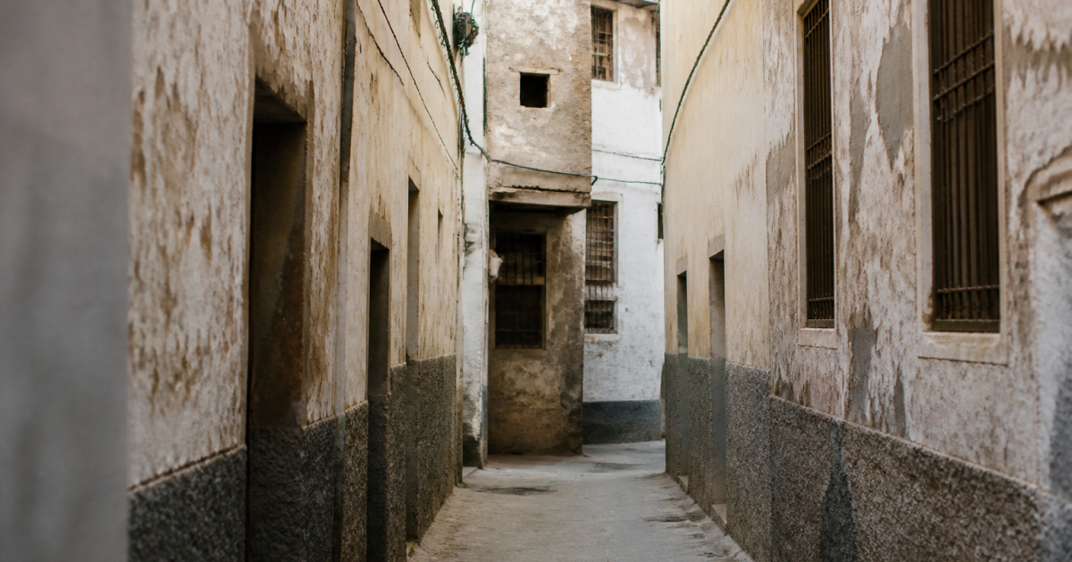 Rues etroites et batiments delabres dans quartier ancien