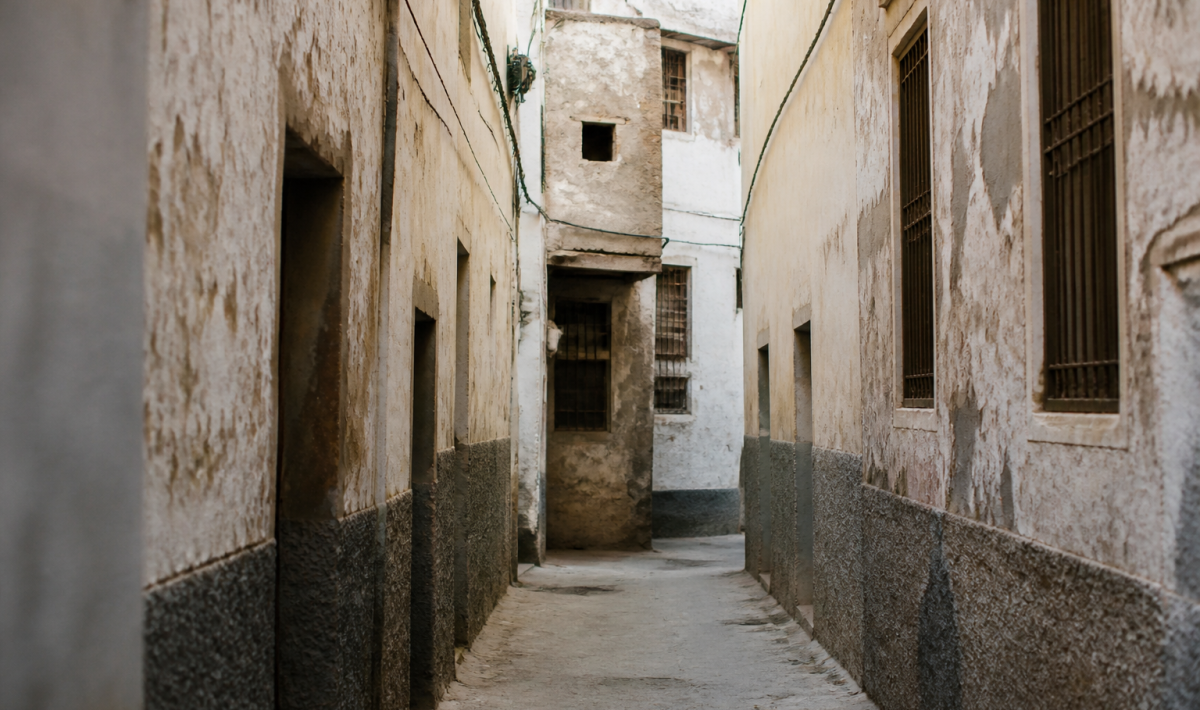Rues etroites et batiments delabres dans quartier ancien