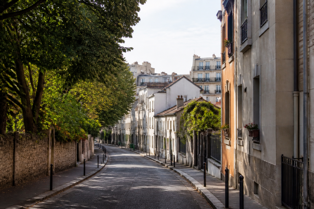 Rues paisibles avec immeubles et petites maisons, commerces locaux visibles