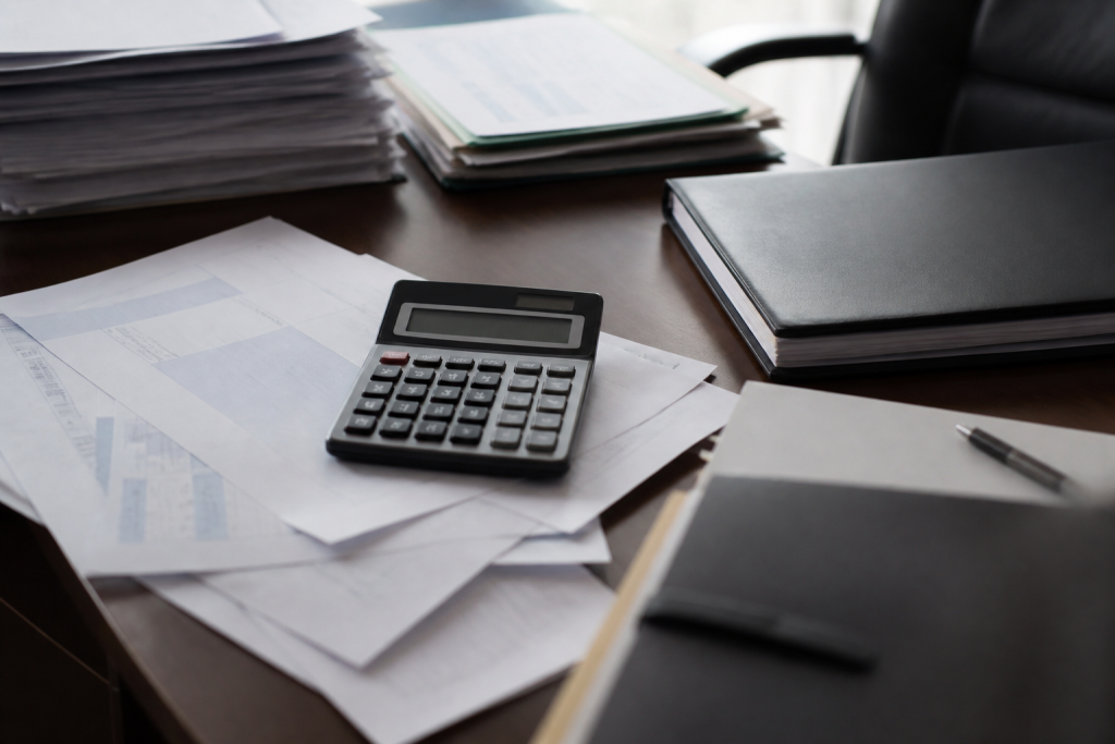 Documents fiscaux et calculatrice sur bureau comptable