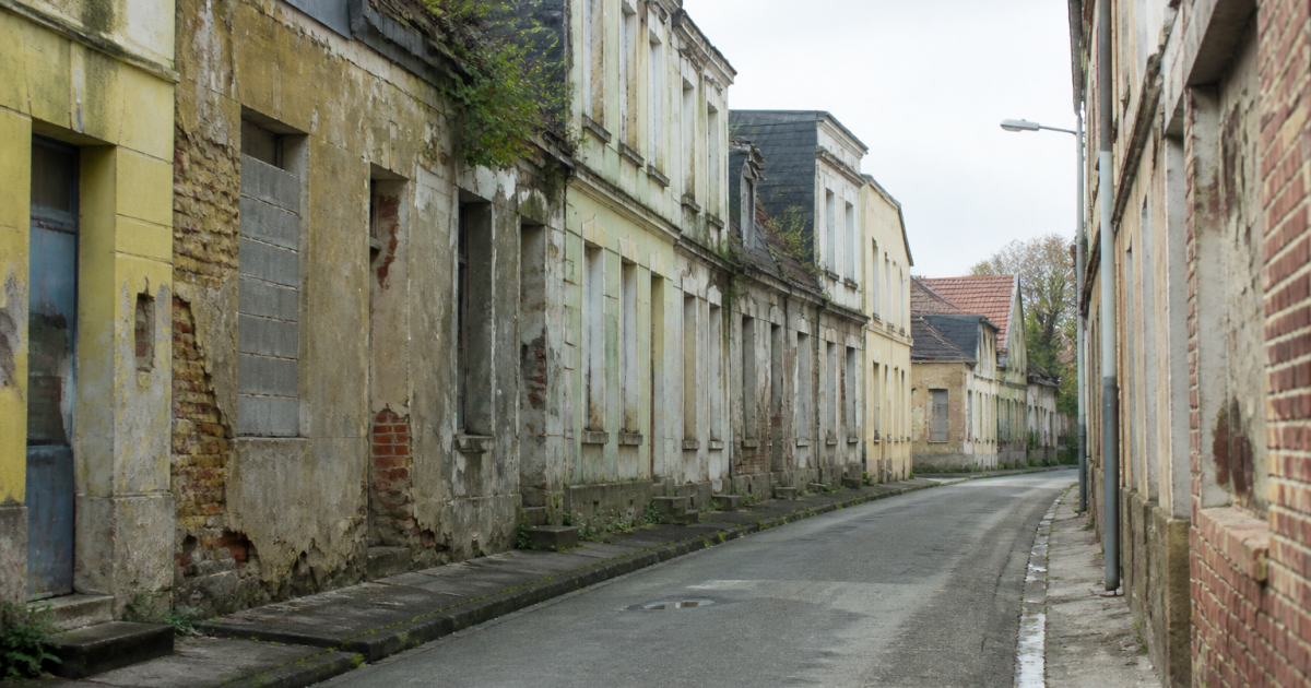 Rue degradee de Calais avec facades usees et batiments abandonnes