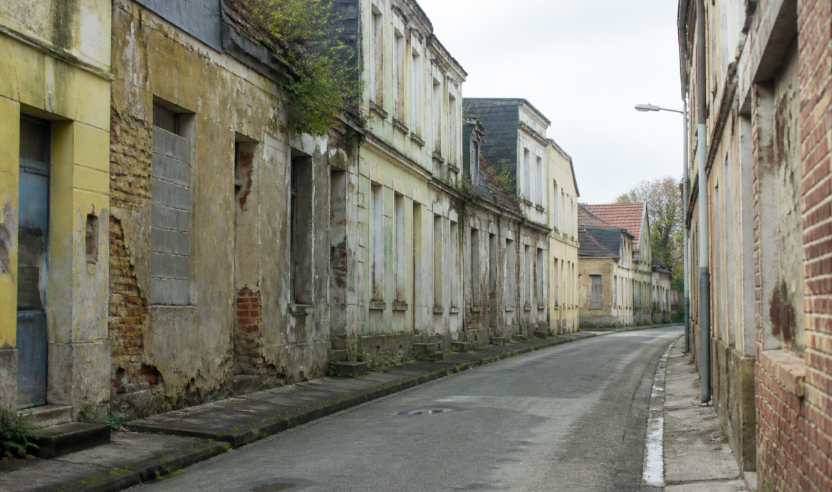 Rue degradee de Calais avec facades usees et batiments abandonnes
