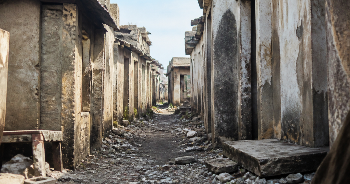 Rue etroite delabree avec batiments abandonnes et detritus au sol