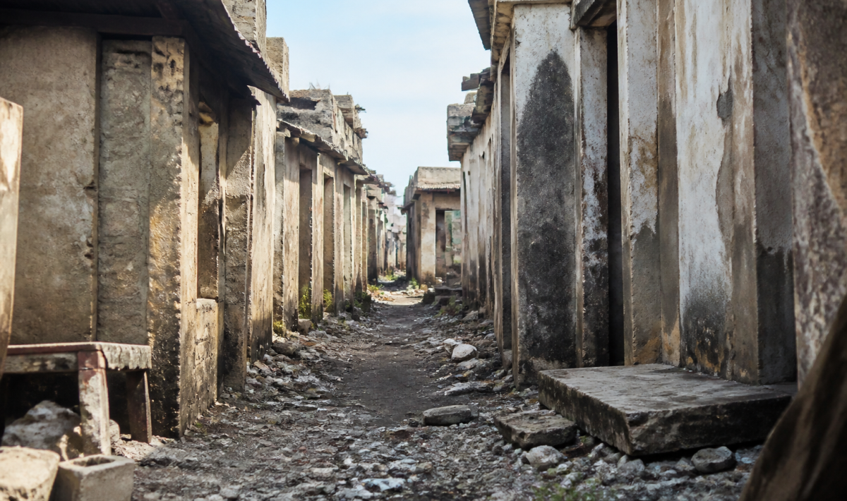 Rue etroite delabree avec batiments abandonnes et detritus au sol