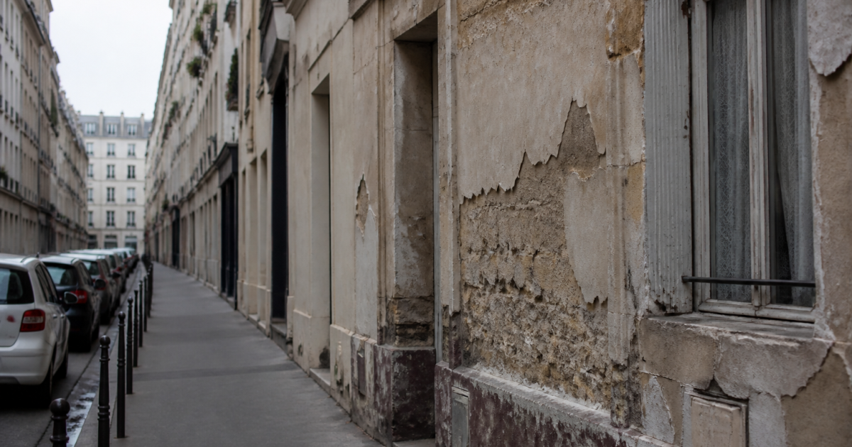 Rue parisienne avec immeubles deteores et facades degradees visibles