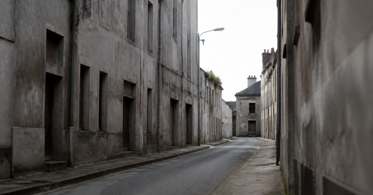 Rue urbaine deserte avec batiments delabres et facades grises