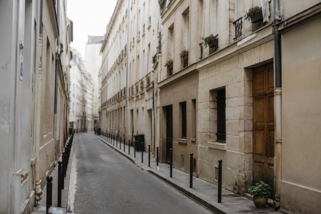 Rue de ville avec immeubles et passages pietonniers calmes